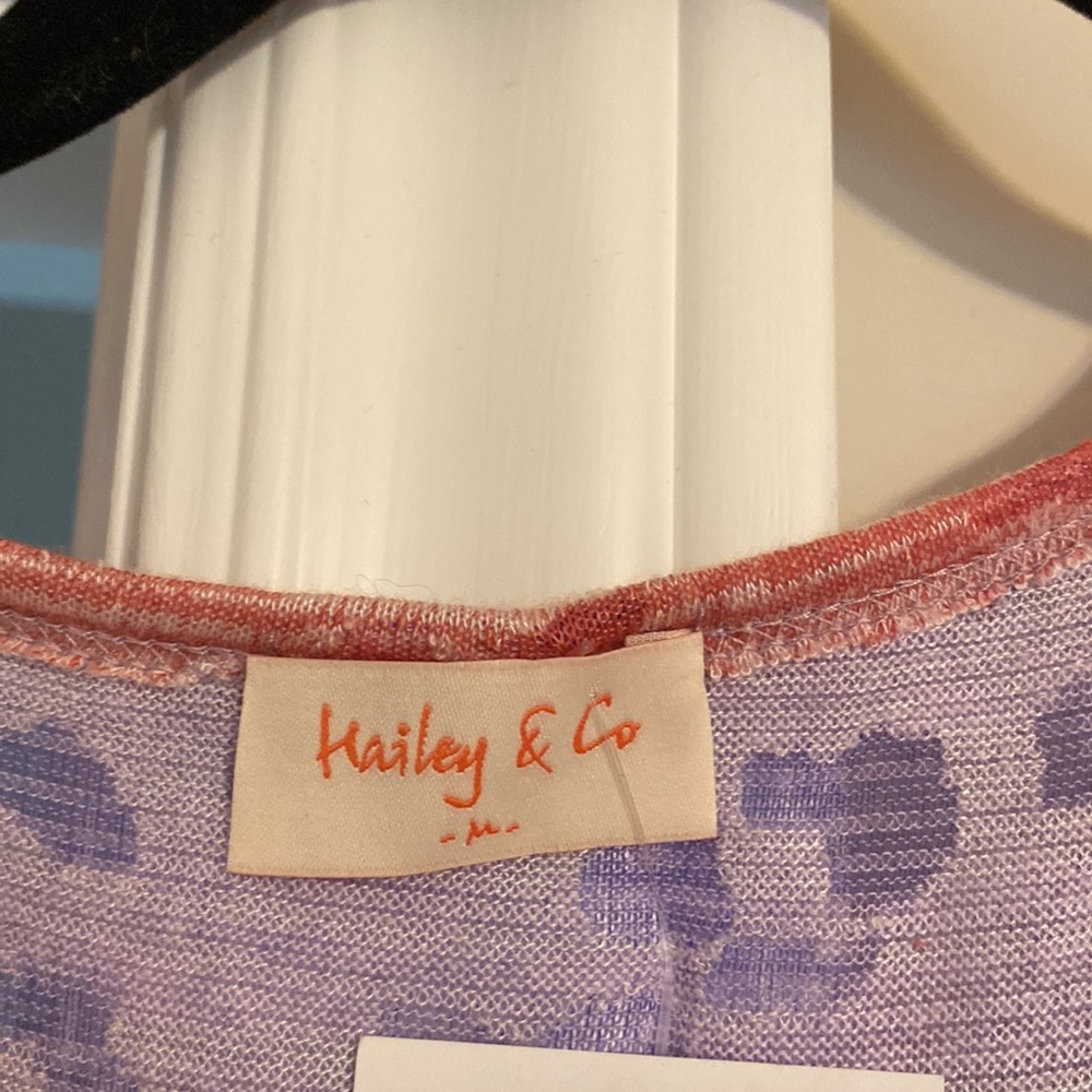 NWT- Hailey & Co Leopard Ribbed Tee - Picture 2 of 3